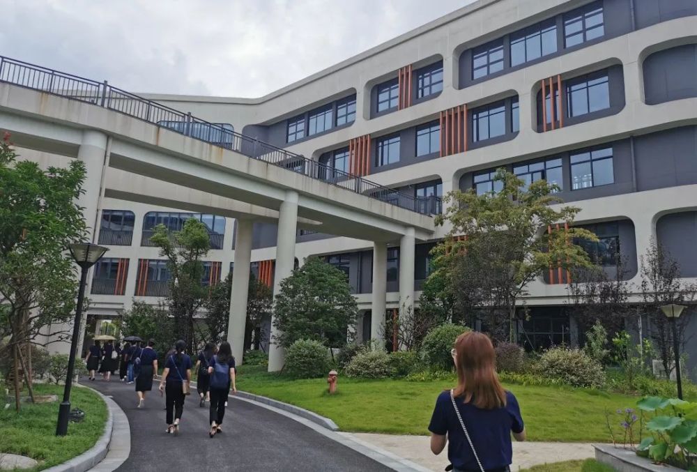 天天坚持样样落实"相见在育才积学以储宝,酌理以富才,研阅以穷照,驯致
