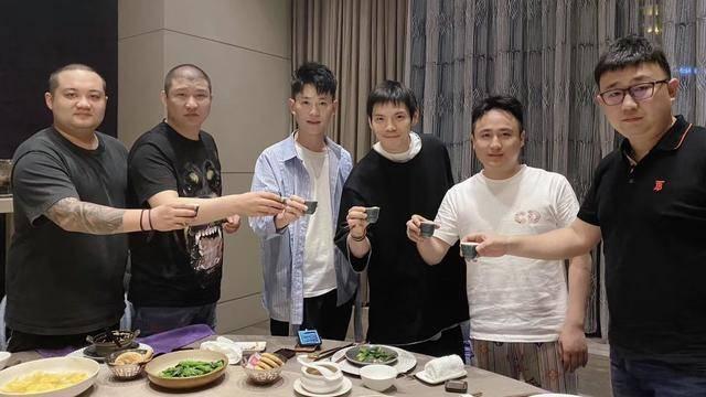 向佐|抛下孕中郭碧婷而不顾，向佐和友人逛街被偶遇，向太失言未去接郭碧婷回家