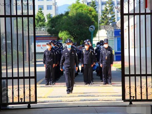 疫情下的監獄生活監獄警察除了瞪眼值班還能打籃球參加長跑