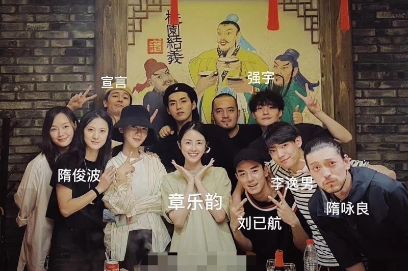 青簪行|杨紫《青簪行》杀青后首现身，穿牛仔衣明显发福，低头不语情绪低落