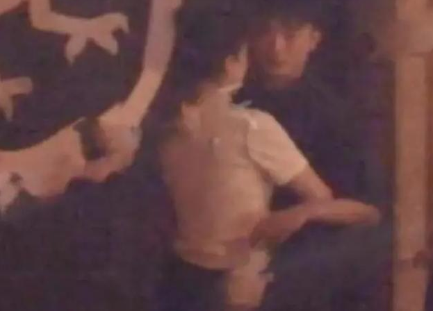 董璇|董璇被传新恋情后首晒自拍，疑自证恋爱状态，第三视角表白：我爱你