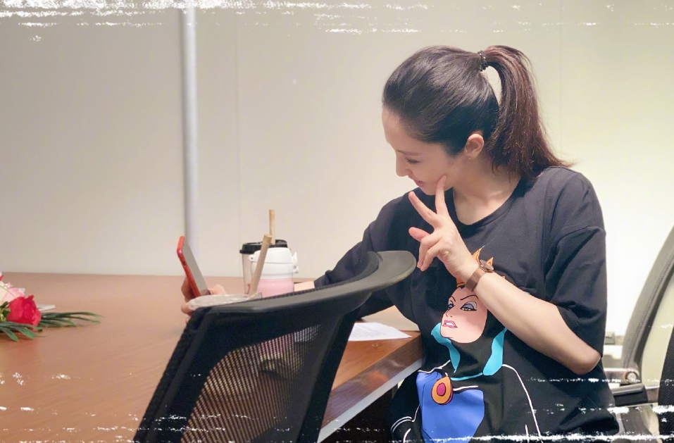 董璇|董璇被传新恋情后首晒自拍，疑自证恋爱状态，第三视角表白：我爱你