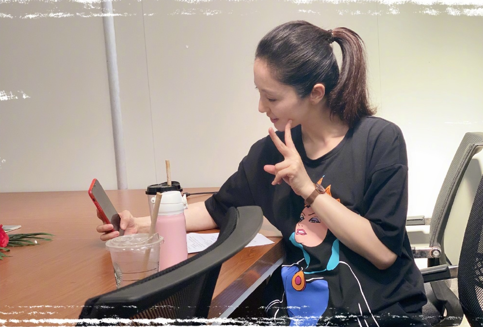 董璇|董璇被传新恋情后首晒自拍，疑自证恋爱状态，第三视角表白：我爱你