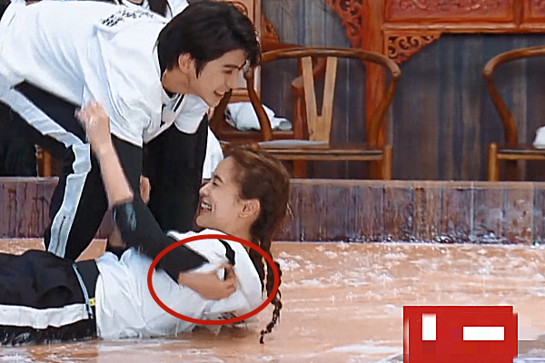 蔡徐坤从地上抱起baby时,"绅士手"好评,女粉丝可以放心了