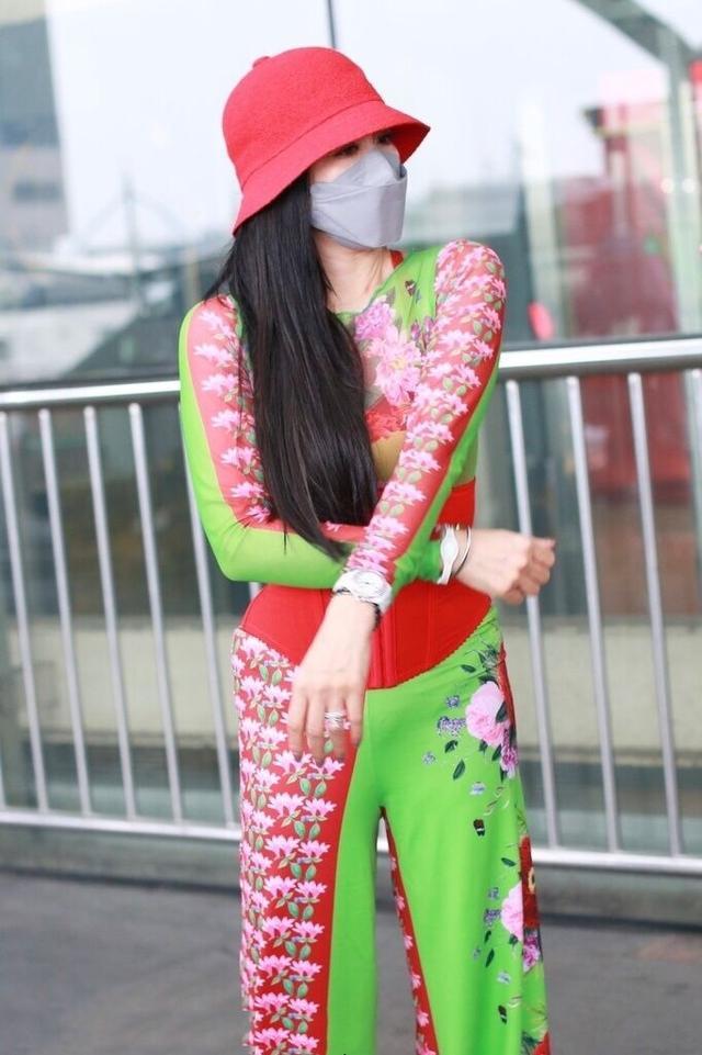 钟丽缇|钟丽缇怎么想的？为了勒出细腰，快把腰封撑炸！咱们能悠着点儿吗