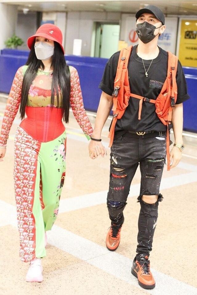 钟丽缇|钟丽缇怎么想的？为了勒出细腰，快把腰封撑炸！咱们能悠着点儿吗