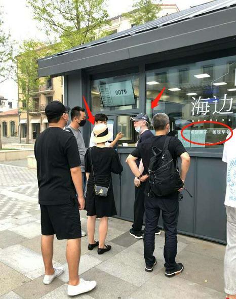 冯小刚|冯小刚徐帆排队买煎饼，打扮低调无人识，家中却挂有2000多万名画