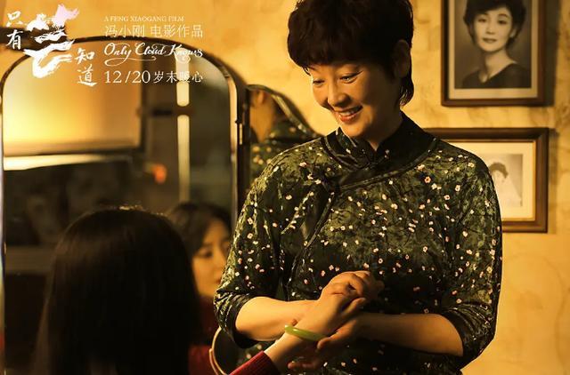 冯小刚|冯小刚徐帆排队买煎饼，打扮低调无人识，家中却挂有2000多万名画