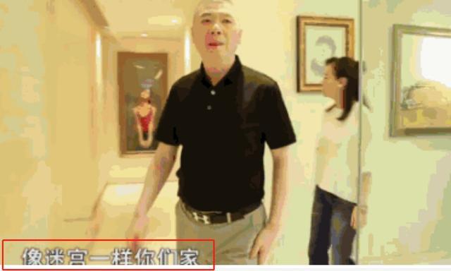 冯小刚|冯小刚徐帆排队买煎饼，打扮低调无人识，家中却挂有2000多万名画