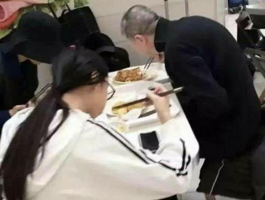 冯小刚|冯小刚徐帆排队买煎饼，打扮低调无人识，家中却挂有2000多万名画