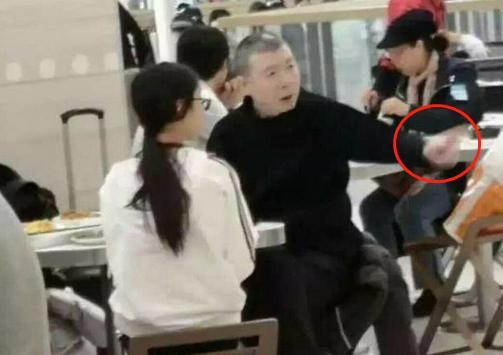 冯小刚|冯小刚徐帆排队买煎饼，打扮低调无人识，家中却挂有2000多万名画