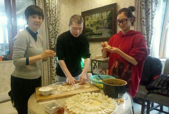 冯小刚|冯小刚徐帆排队买煎饼，打扮低调无人识，家中却挂有2000多万名画