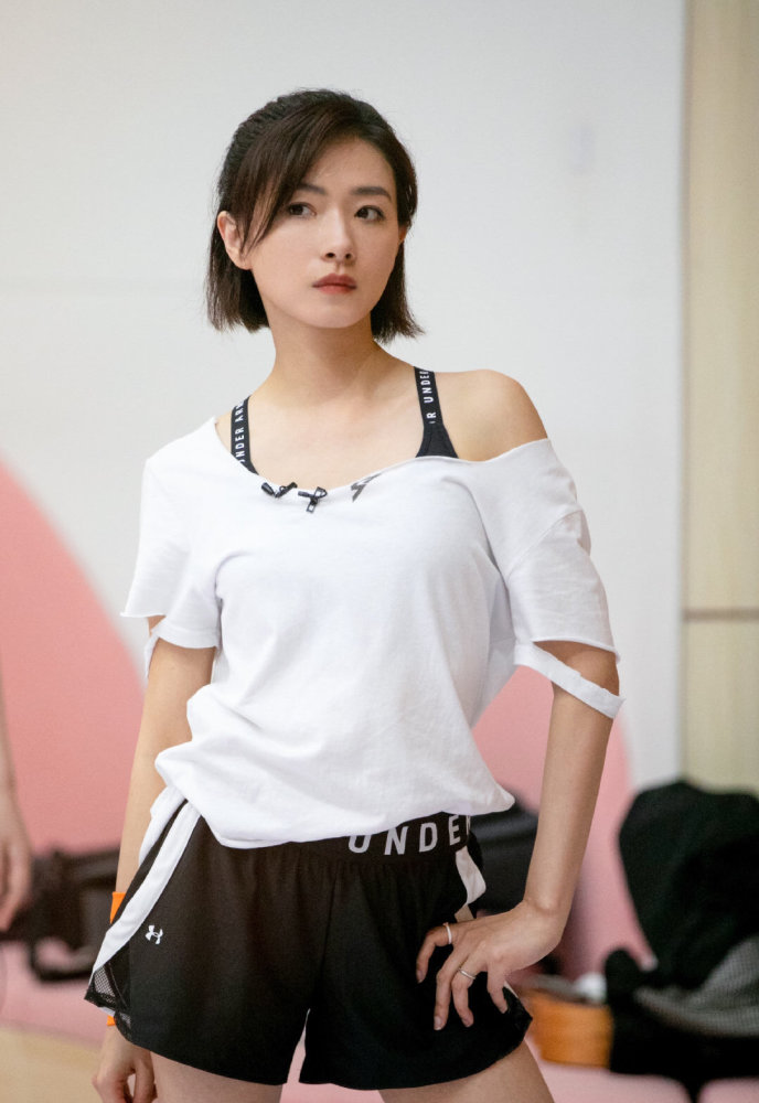 张含韵|“XX凭什么第一？”，公演票数总被质疑，“病态”的综艺文化