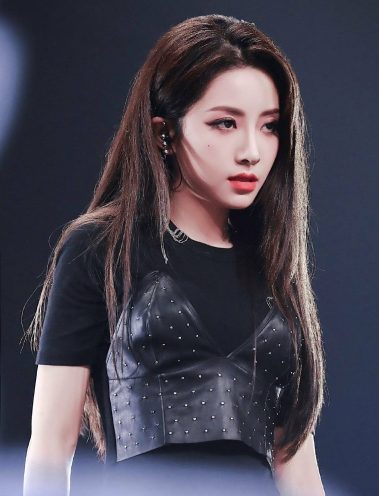 张含韵|“XX凭什么第一？”，公演票数总被质疑，“病态”的综艺文化