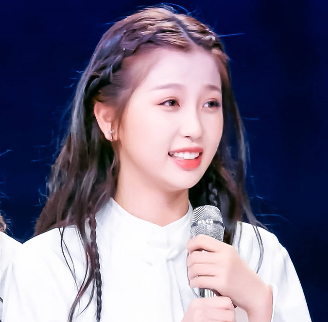 张含韵|“XX凭什么第一？”，公演票数总被质疑，“病态”的综艺文化