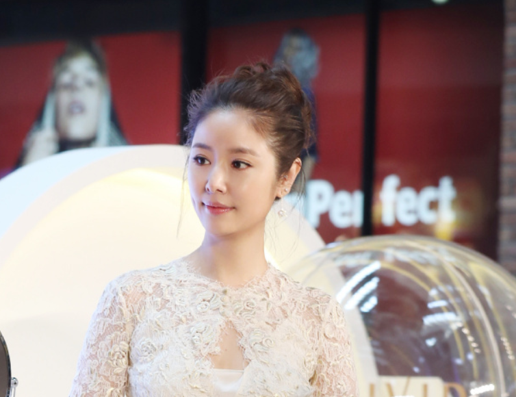 林心如|林心如晒老公视角泳装照，甜美上衣搭配超短裤，真实身材一目了然