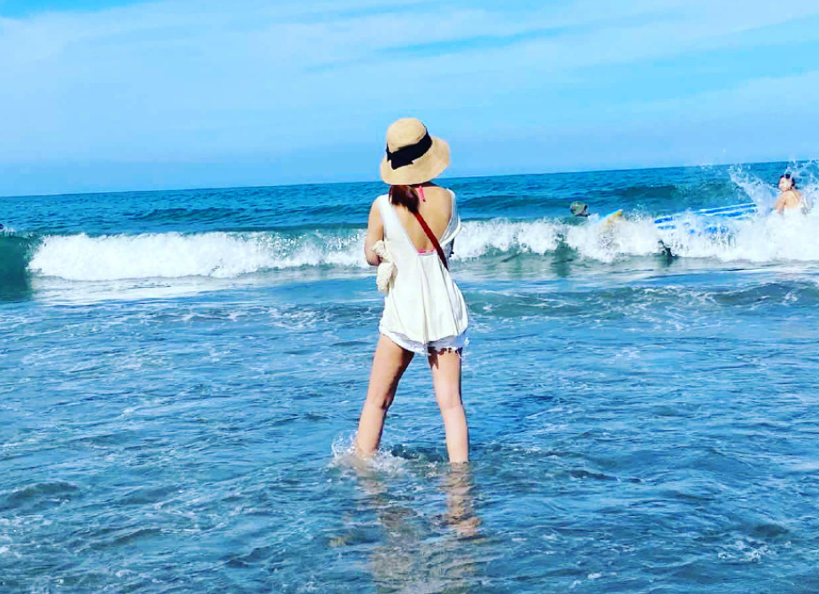 林心如|林心如晒老公视角泳装照，甜美上衣搭配超短裤，真实身材一目了然