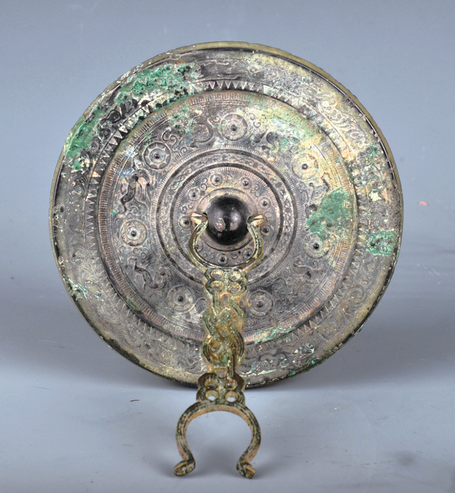 新见汉代铜叉形镜架