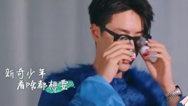 王一博|王一博《夏日》成了“换装秀”，不停换衣服太纠结，无奈调侃自己：弱爆了