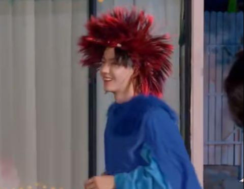 王一博|王一博《夏日》成了“换装秀”，不停换衣服太纠结，无奈调侃自己：弱爆了