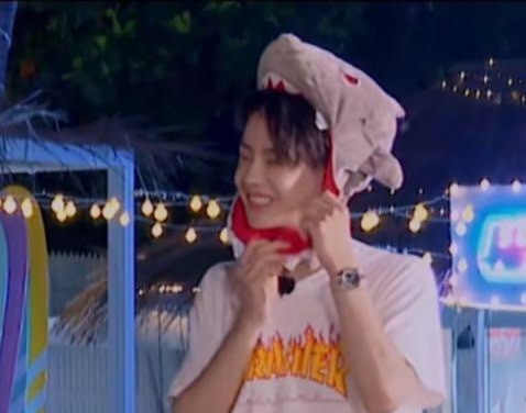 王一博|王一博《夏日》成了“换装秀”，不停换衣服太纠结，无奈调侃自己：弱爆了