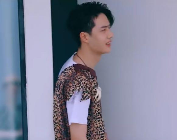 王一博|王一博《夏日》成了“换装秀”，不停换衣服太纠结，无奈调侃自己：弱爆了