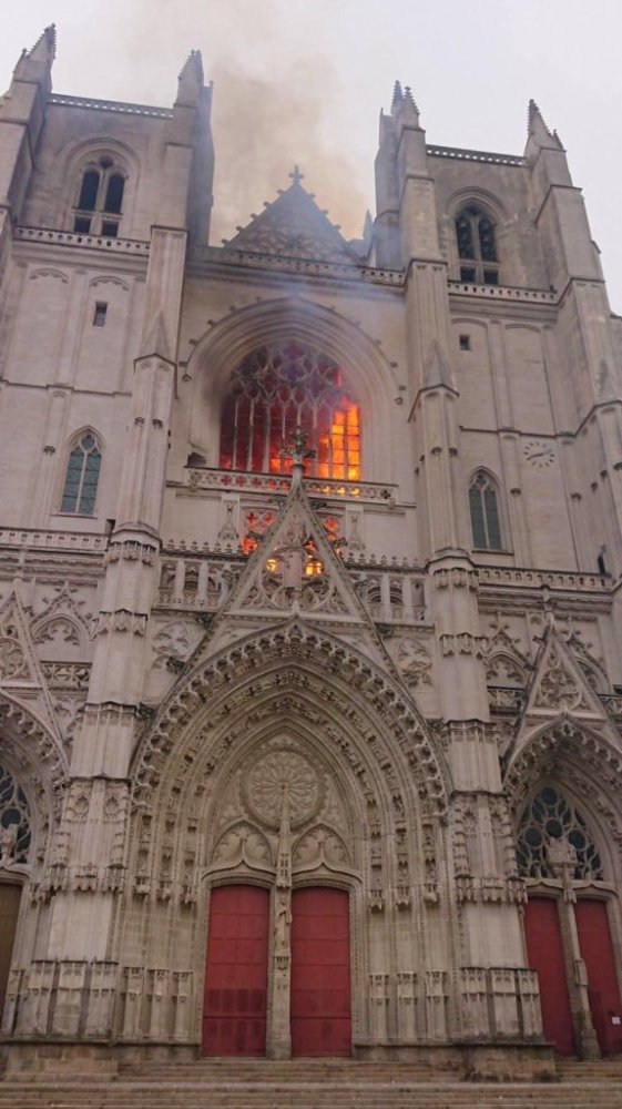 大教堂|法国南特大教堂发生火灾 现场已被警方封锁