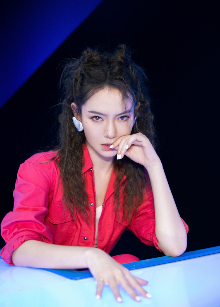 戚薇|戚薇真是“时髦精”，酷酷的玫红连体裤配老爹鞋，不仅好看还减龄