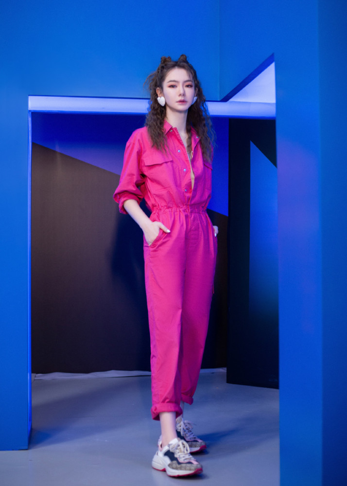 戚薇|戚薇真是“时髦精”，酷酷的玫红连体裤配老爹鞋，不仅好看还减龄