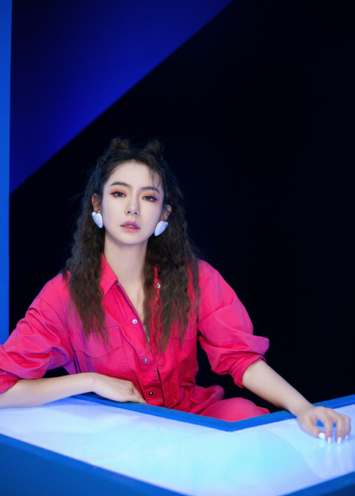 戚薇|戚薇真是“时髦精”，酷酷的玫红连体裤配老爹鞋，不仅好看还减龄