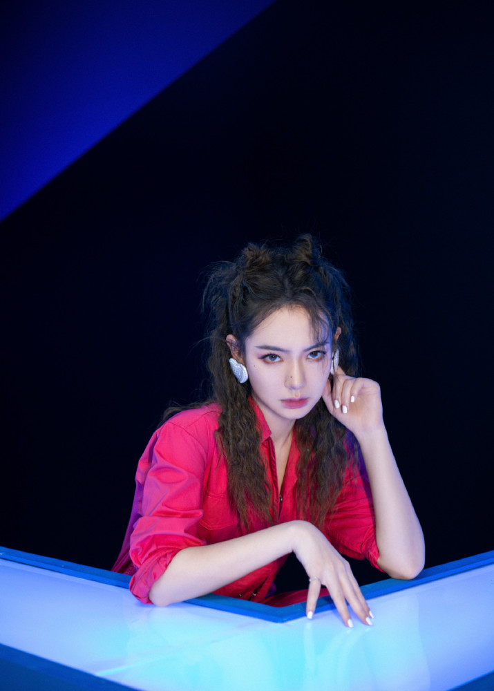 戚薇|戚薇真是“时髦精”，酷酷的玫红连体裤配老爹鞋，不仅好看还减龄