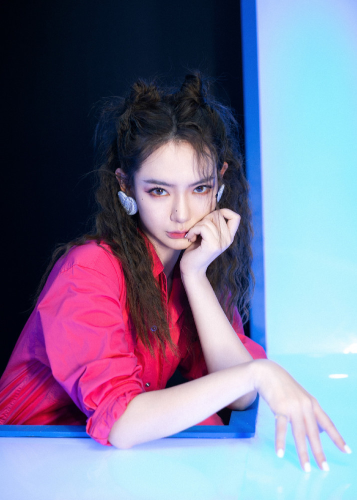 戚薇|戚薇真是“时髦精”，酷酷的玫红连体裤配老爹鞋，不仅好看还减龄