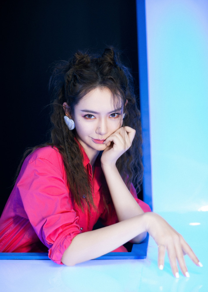 戚薇|戚薇真是“时髦精”，酷酷的玫红连体裤配老爹鞋，不仅好看还减龄