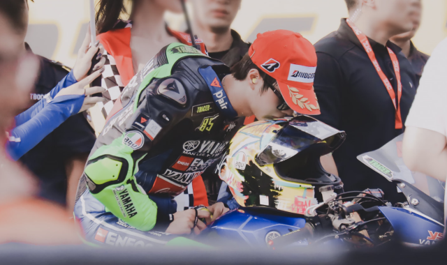 王一博|王一博被低估导致摔车，被韩东君曝他打呼噜，精准回击展现兄弟情