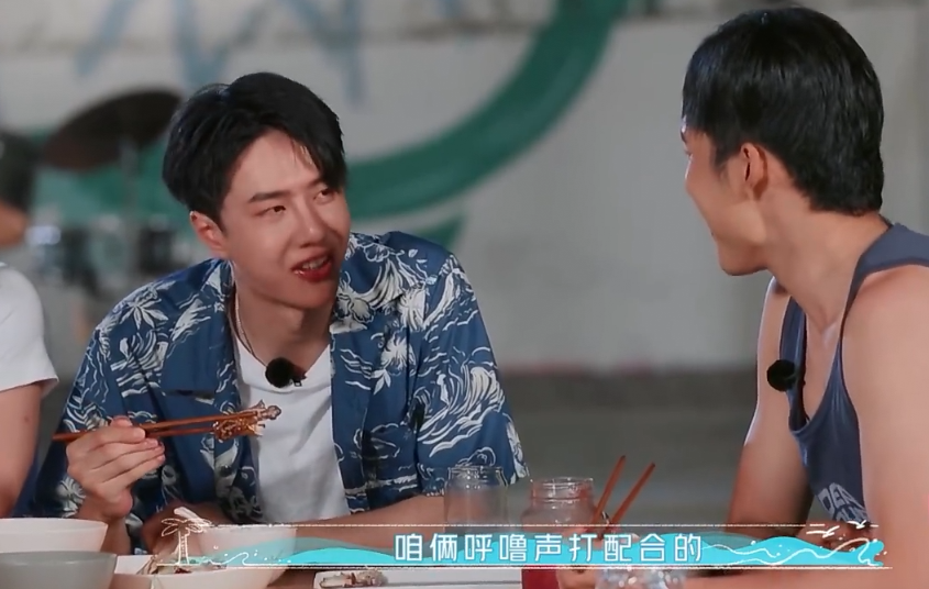 王一博|王一博被低估导致摔车，被韩东君曝他打呼噜，精准回击展现兄弟情