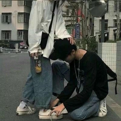 男票弯腰给你系鞋带时心里在想啥八成是因这3点太真实