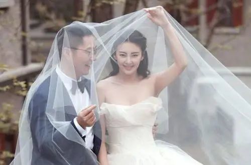 伊能静|伊能静风评好转只用了两个字，撩男人套路让张雨绮也大呼服气