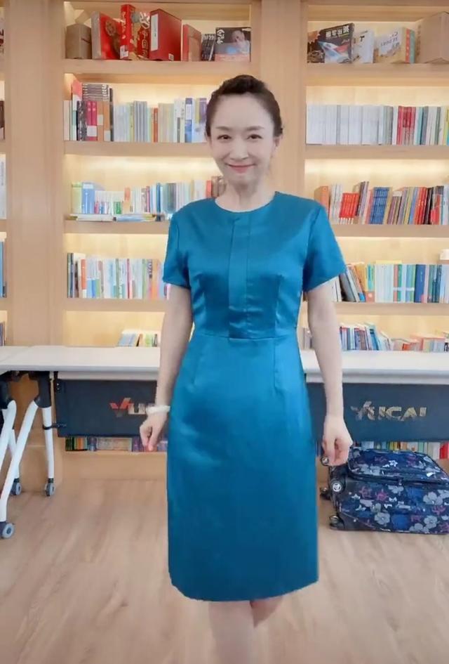 主持人王芳怀二胎了穿裙子跳舞腹部微隆网友一直盯着肚子看