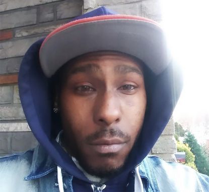 纽约街头|大白天父女俩正牵着手走在纽约街头，一男子从车内开枪将父亲杀害