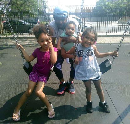 纽约街头|大白天父女俩正牵着手走在纽约街头，一男子从车内开枪将父亲杀害