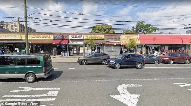 纽约街头|大白天父女俩正牵着手走在纽约街头，一男子从车内开枪将父亲杀害