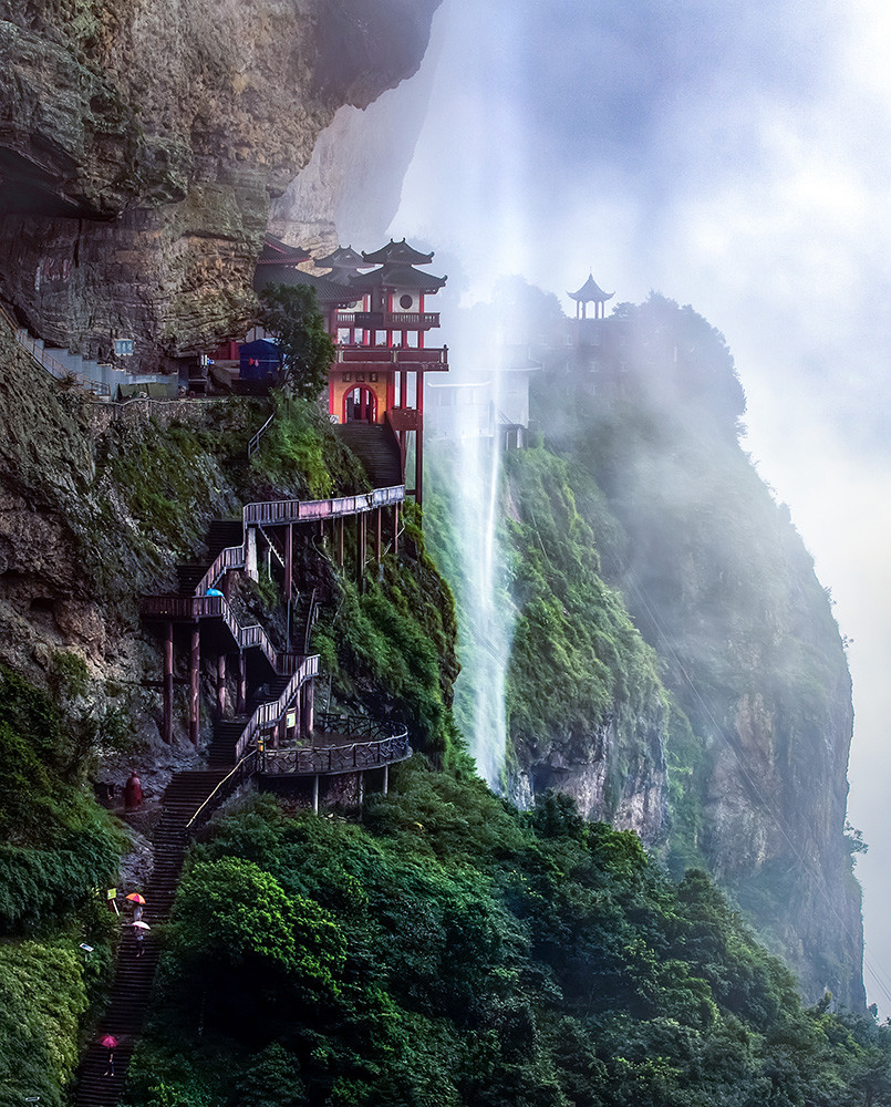 "闽南第一山"——灵通山悬崖上的寺庙_腾讯新闻