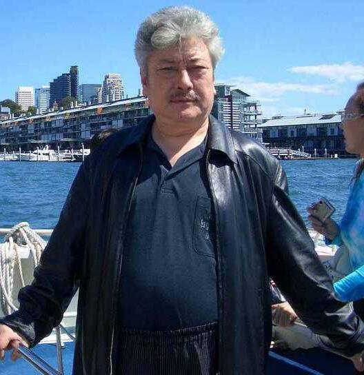 李建群的第一任老公是个画家,但是两人的感情并没有维持多久,很快便以