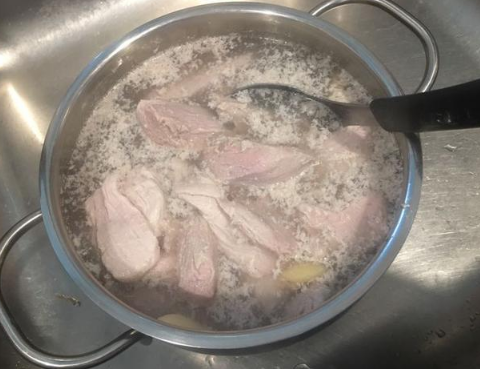 肉焯水时里面的漂浮物该怎么处理操作错了汤不鲜还不好吃