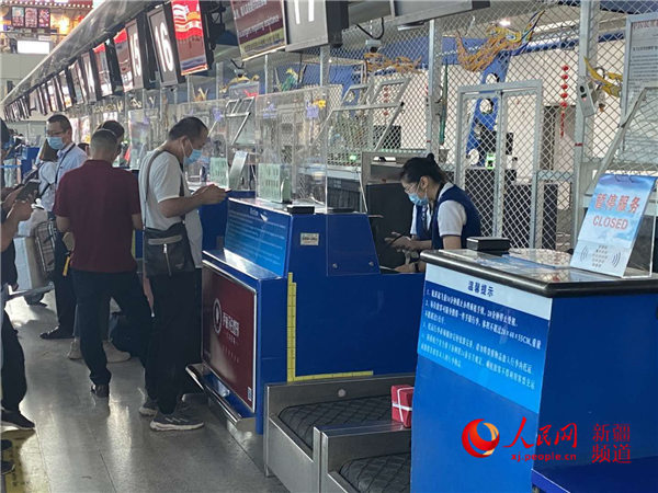 乌鲁木齐国际机场加强常态化疫情防控 定制值机柜台防护屏