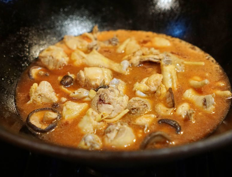 广式姜酒鸡,不用一滴水就能做,祛风活血还滋补,三伏天吃正合适