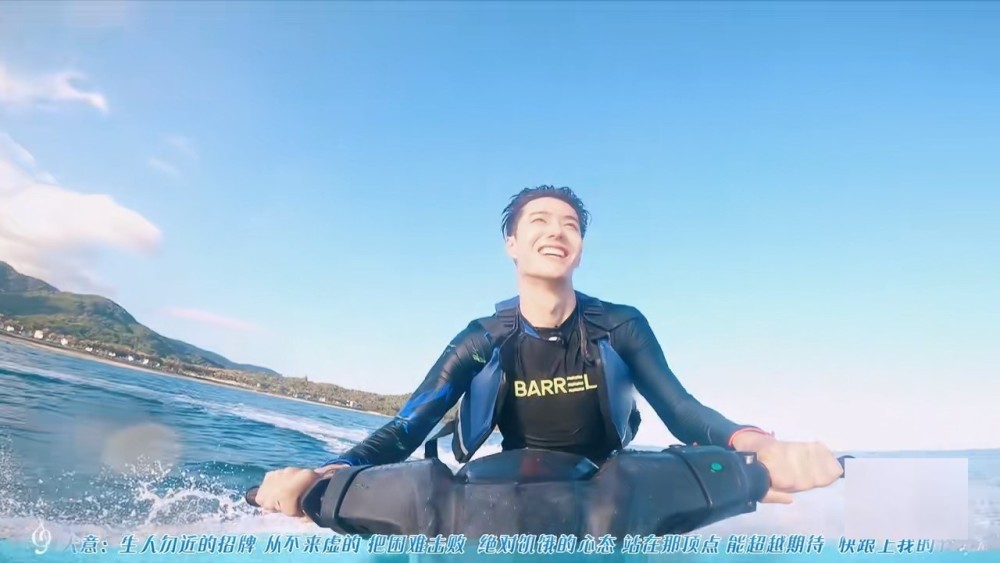 夏日冲浪店萌新王一博钟楚曦带你体验冲浪的快乐