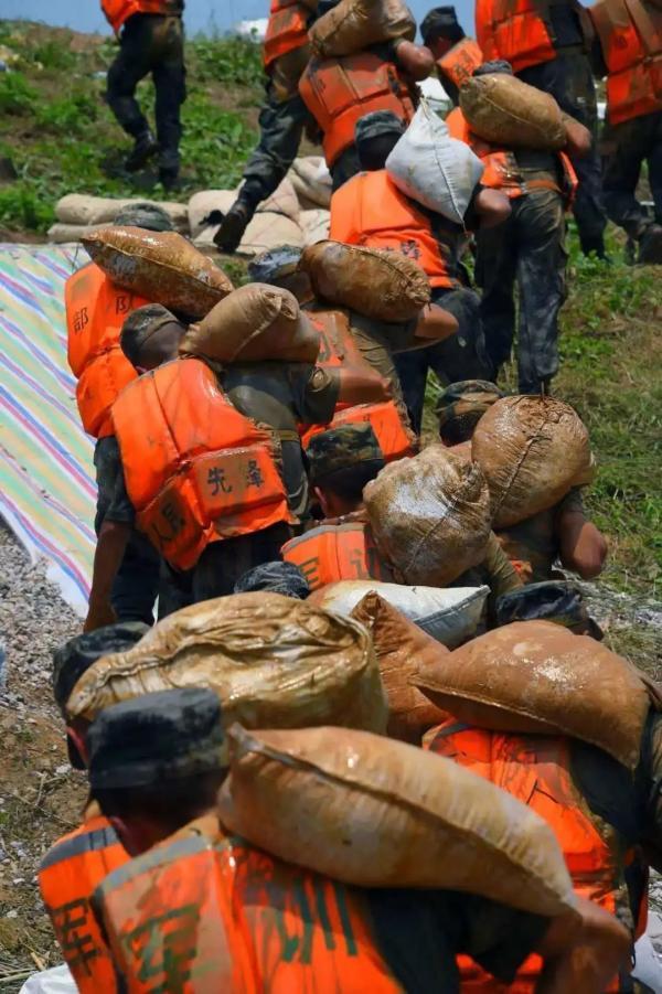 解放军不怕疼抗洪一线这是年轻战士们保家卫国的誓言