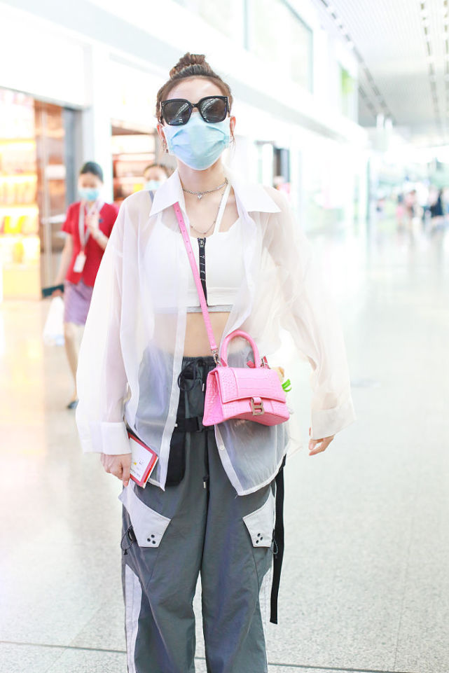 小腰精!林小宅扎丸子头元气满满 露脐装秀性感小蛮腰抢镜