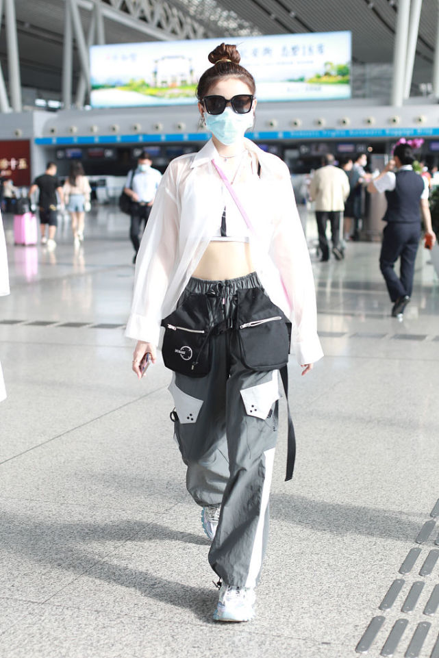 小腰精!林小宅扎丸子头元气满满 露脐装秀性感小蛮腰抢镜